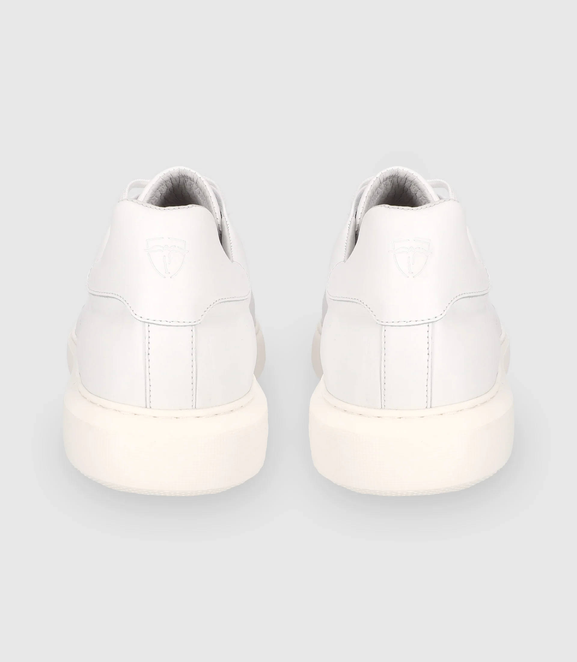 Chaussures sneakers à lacets en cuir blanches - Image 3