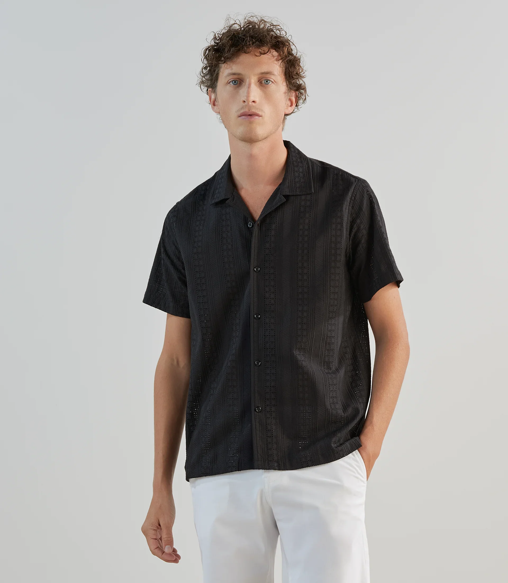 Chemise casual brodée noire - Image 2
