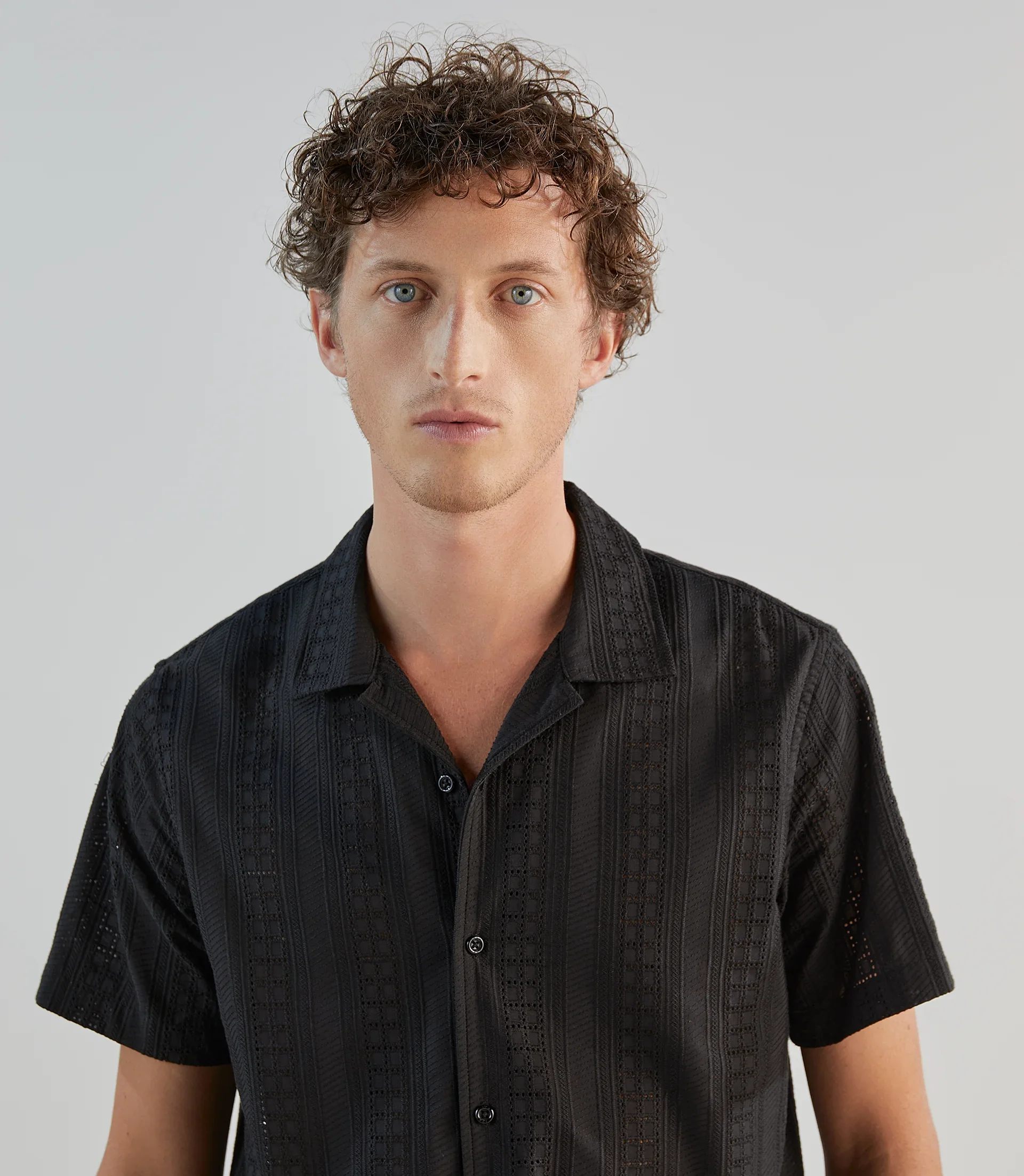 Chemise casual brodée noire - Image 3