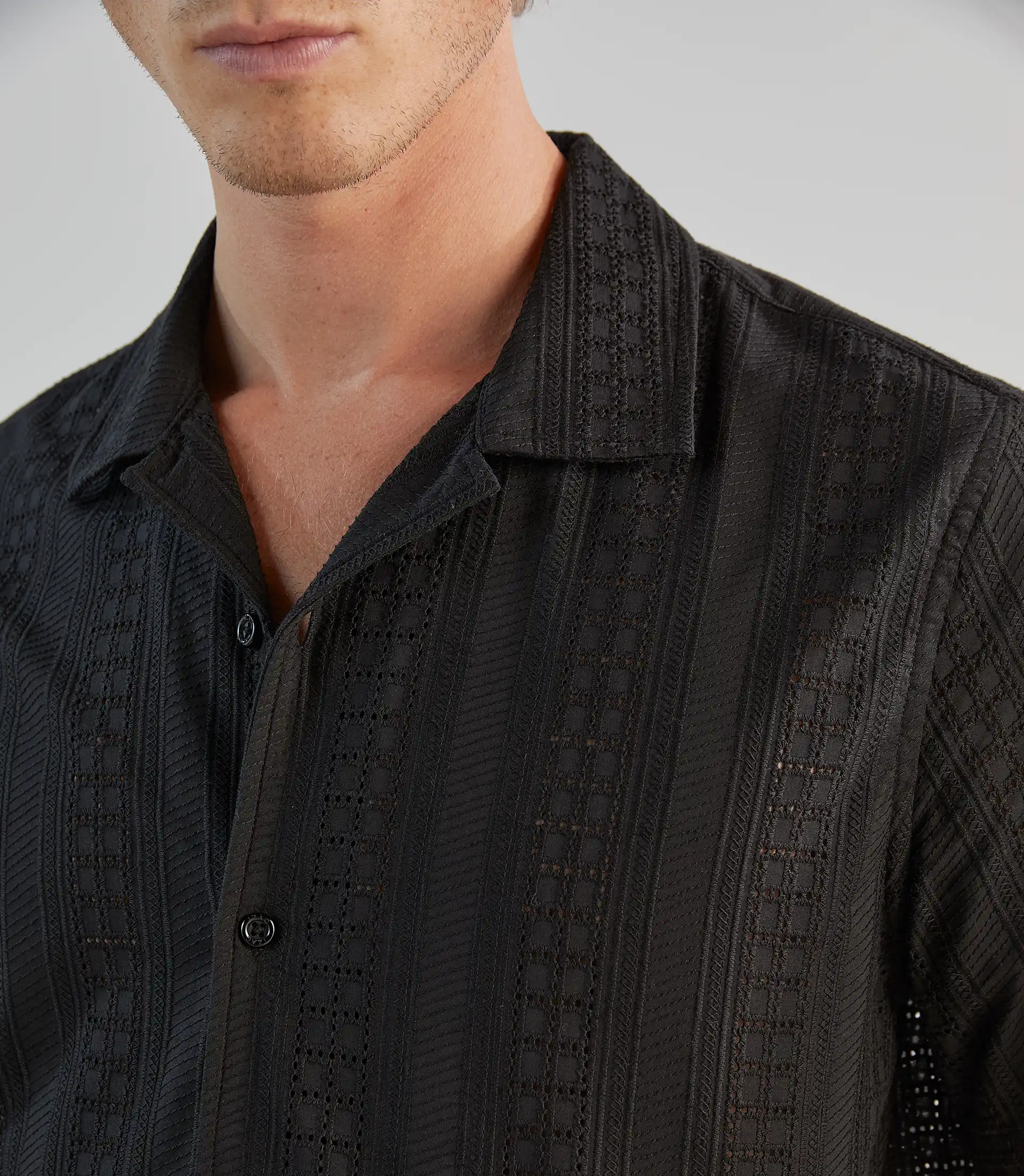 Chemise casual brodée noire - Image 4