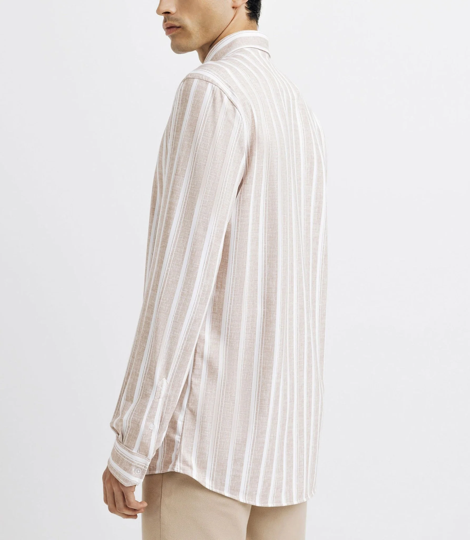 Chemise casual rayée beige et blanche - Image 3