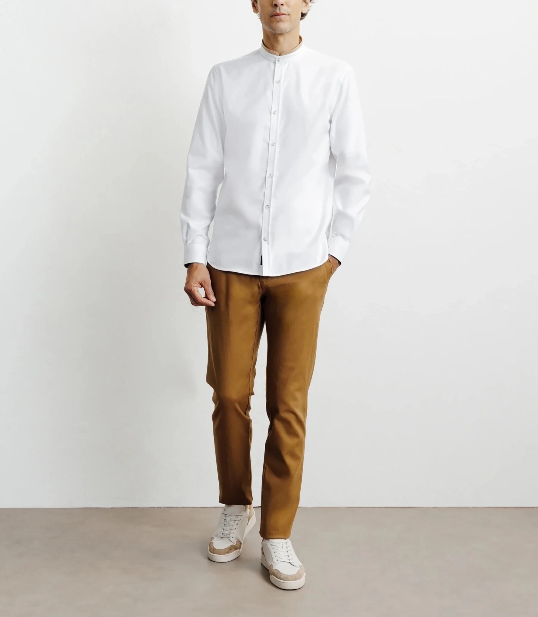 Chemise casual col mao avec coudière en suède blanche - Image 3