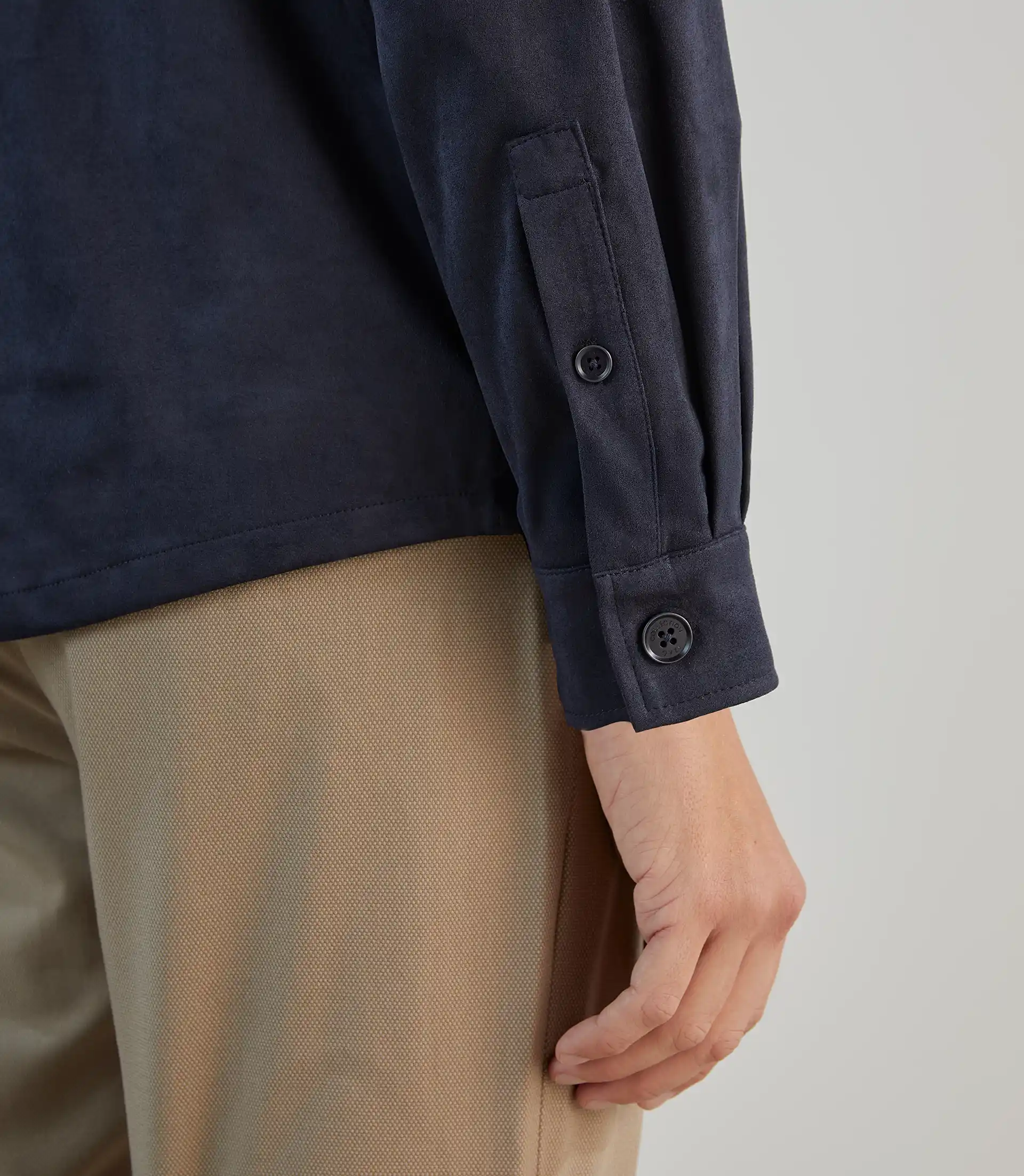 Chemise casual en suède marine - Image 6