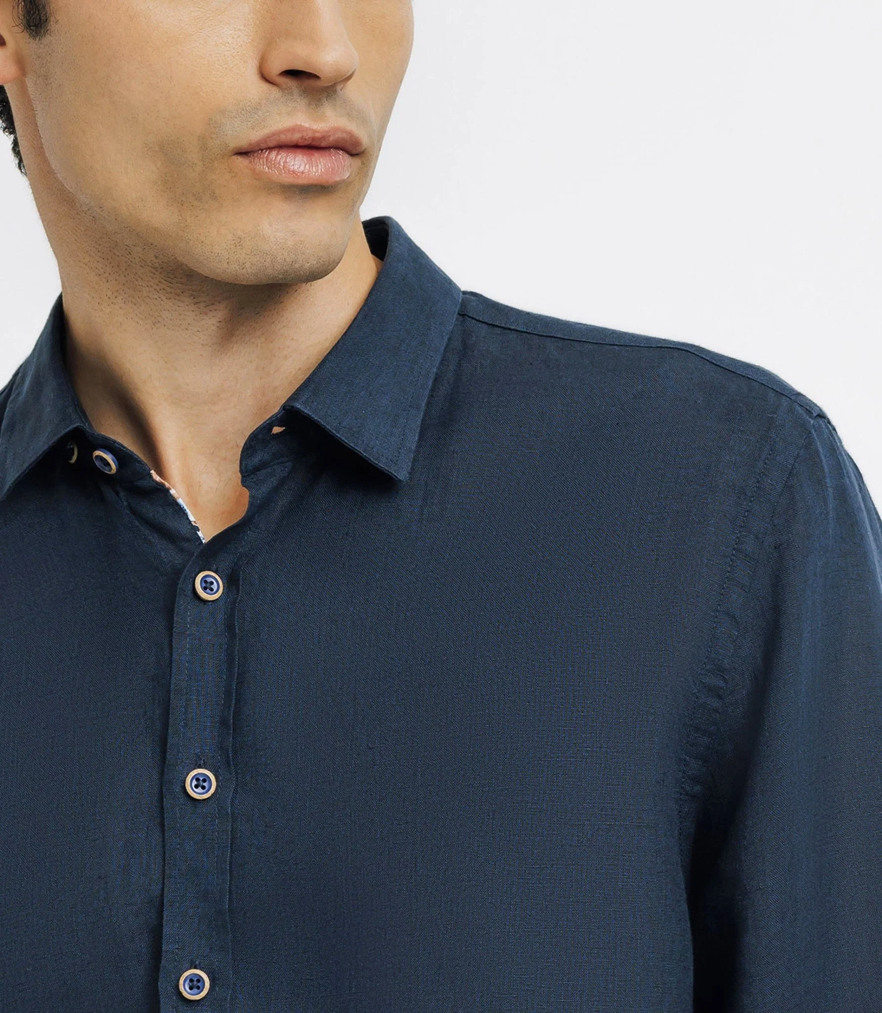 Chemise unie en lin marine - Image 3