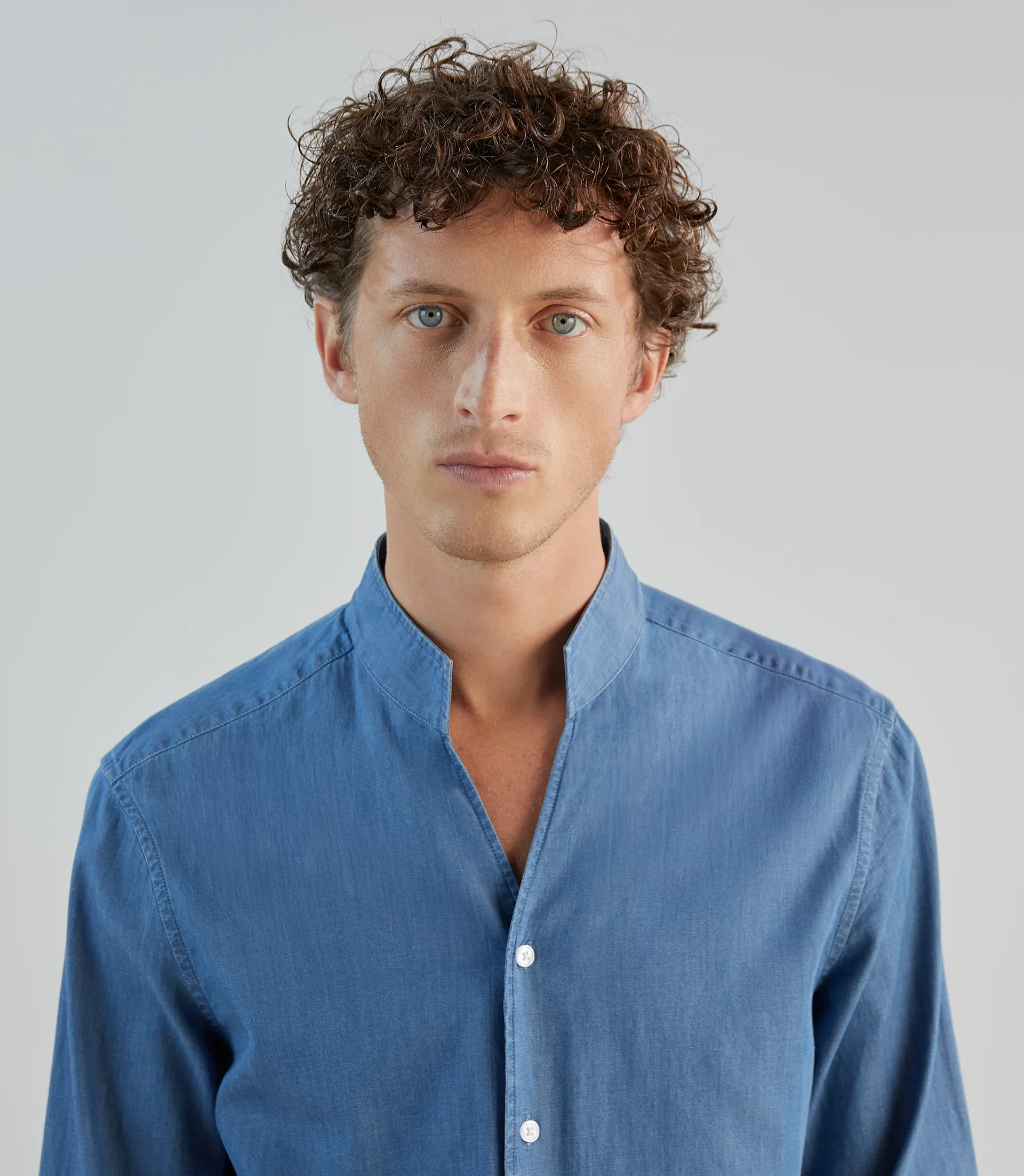 Chemise col philosophe bleu - Image 2