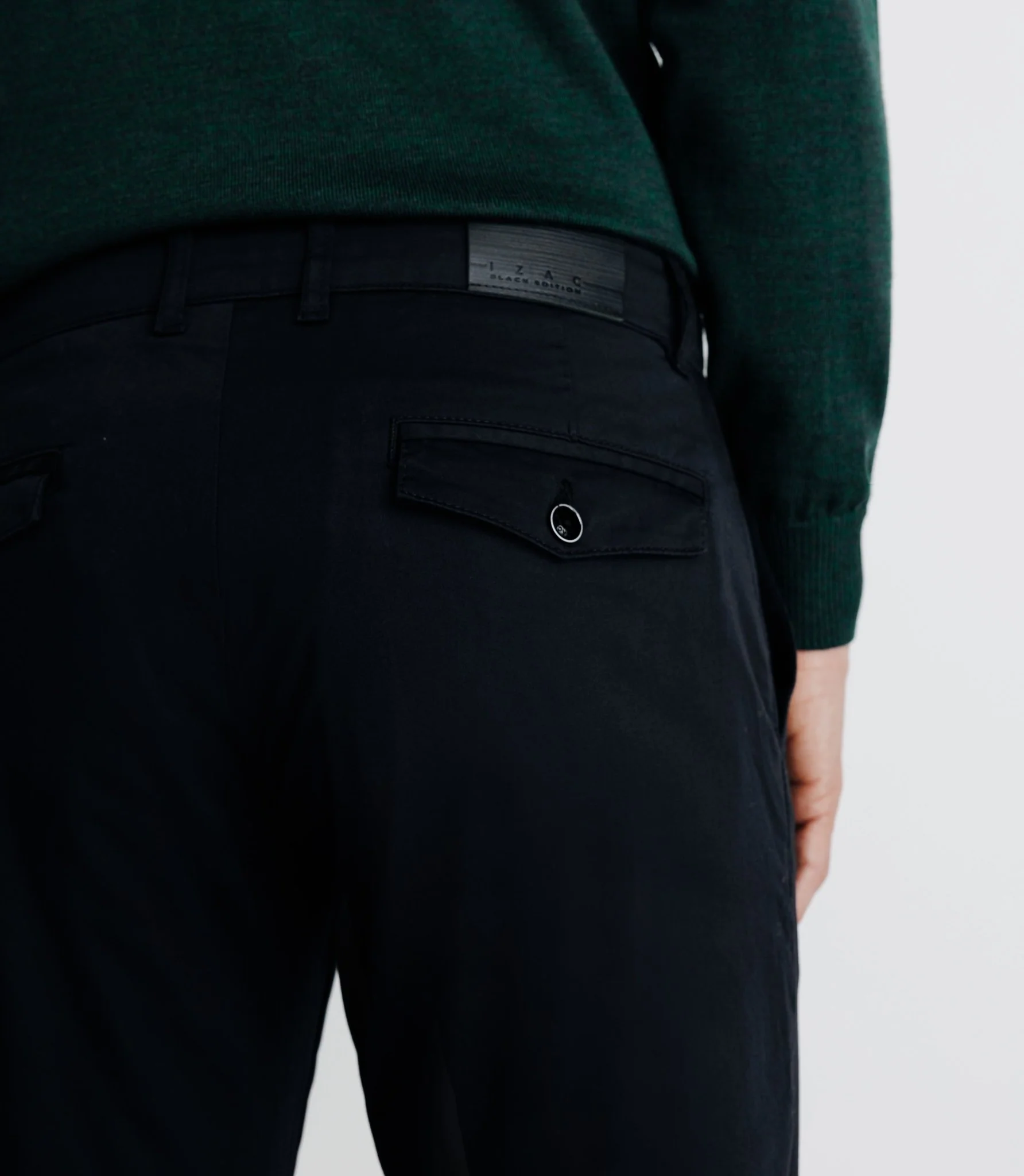 Pantalon chino satin noir - Image 3