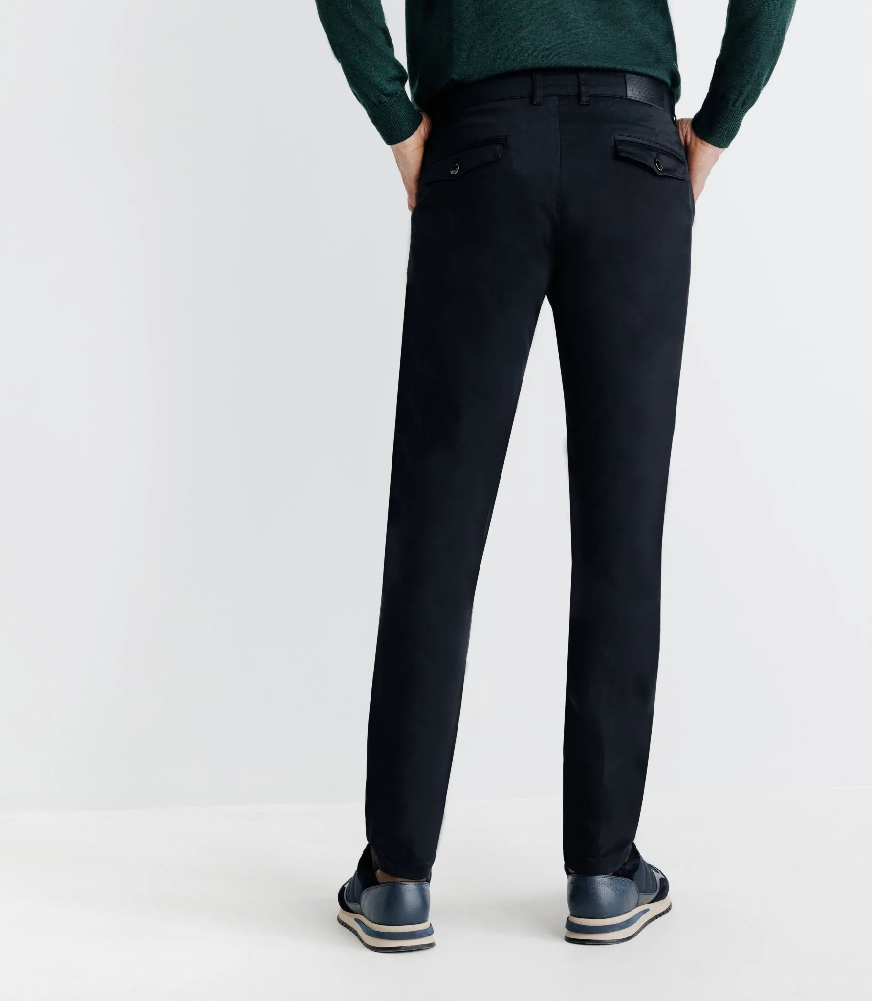 Pantalon chino satin noir - Image 4