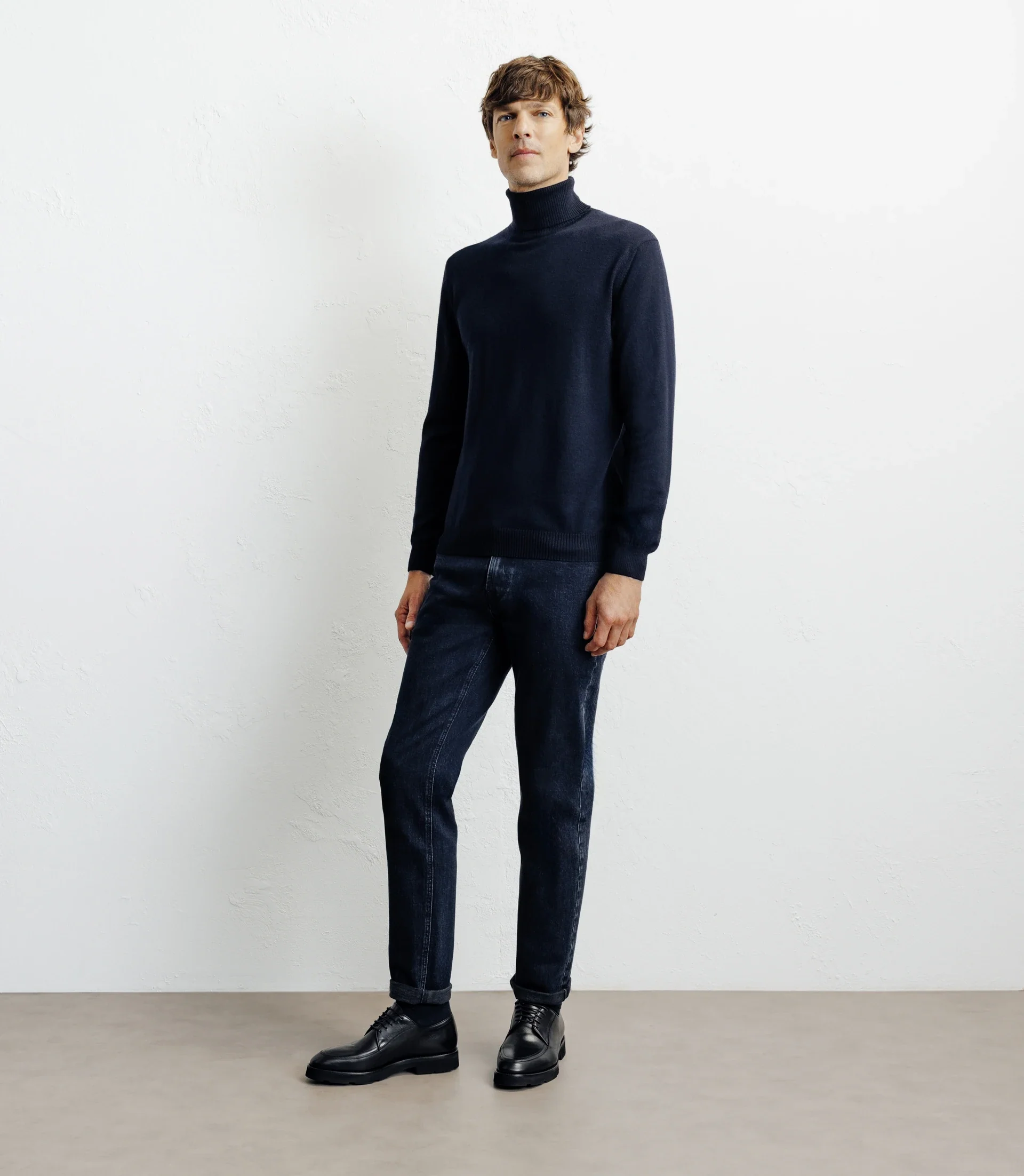 Pull col roulé en laine mérinos marine - Image 3