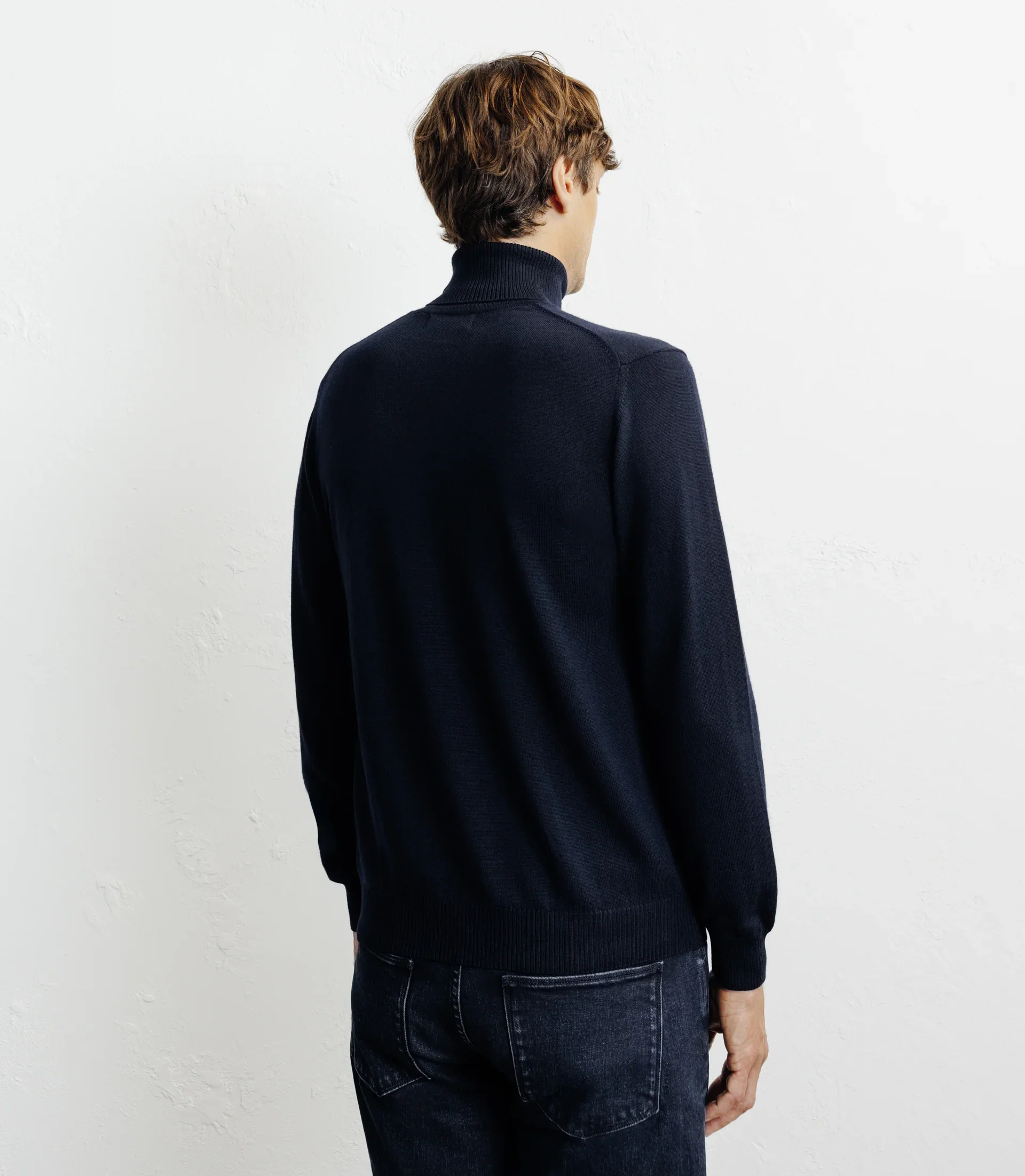 Pull col roulé en laine mérinos marine - Image 4