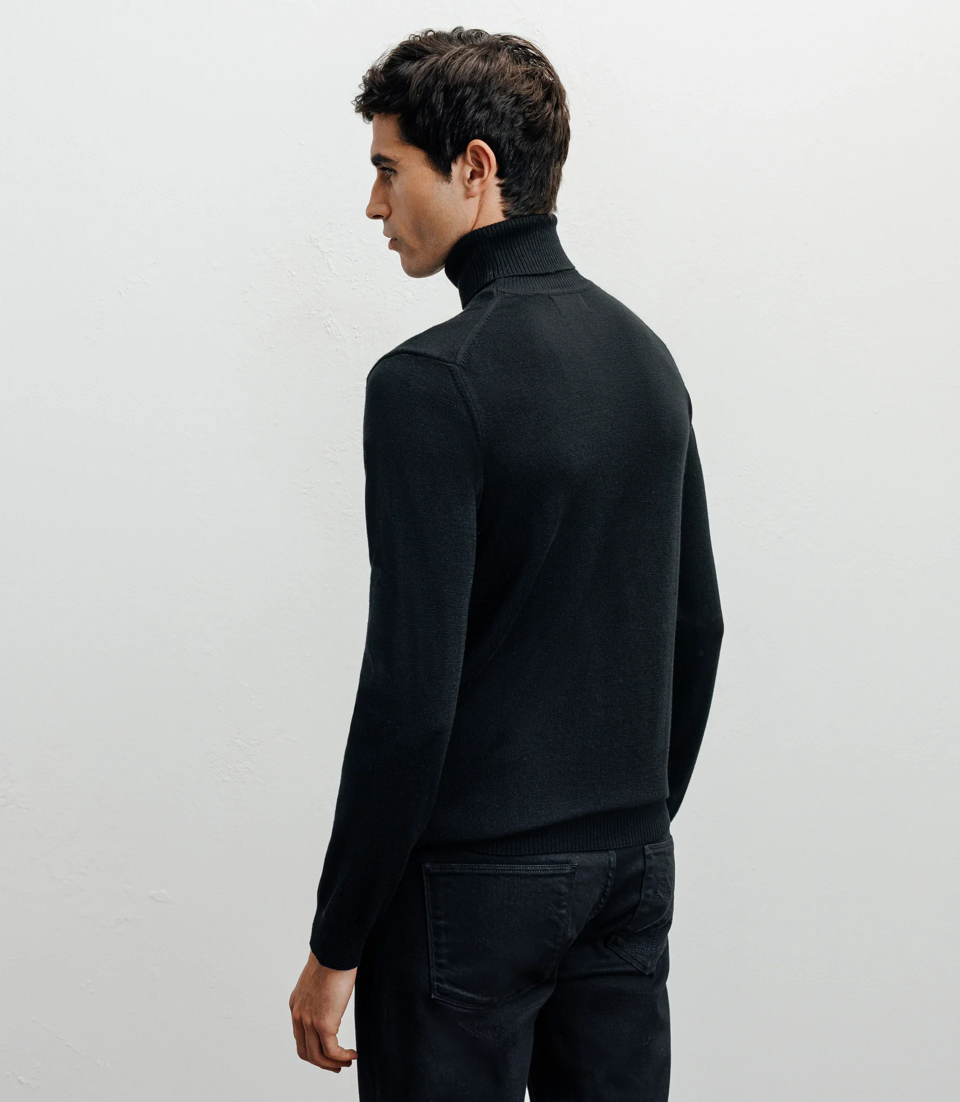 Pull col roulé en laine mérinos noir - Image 4