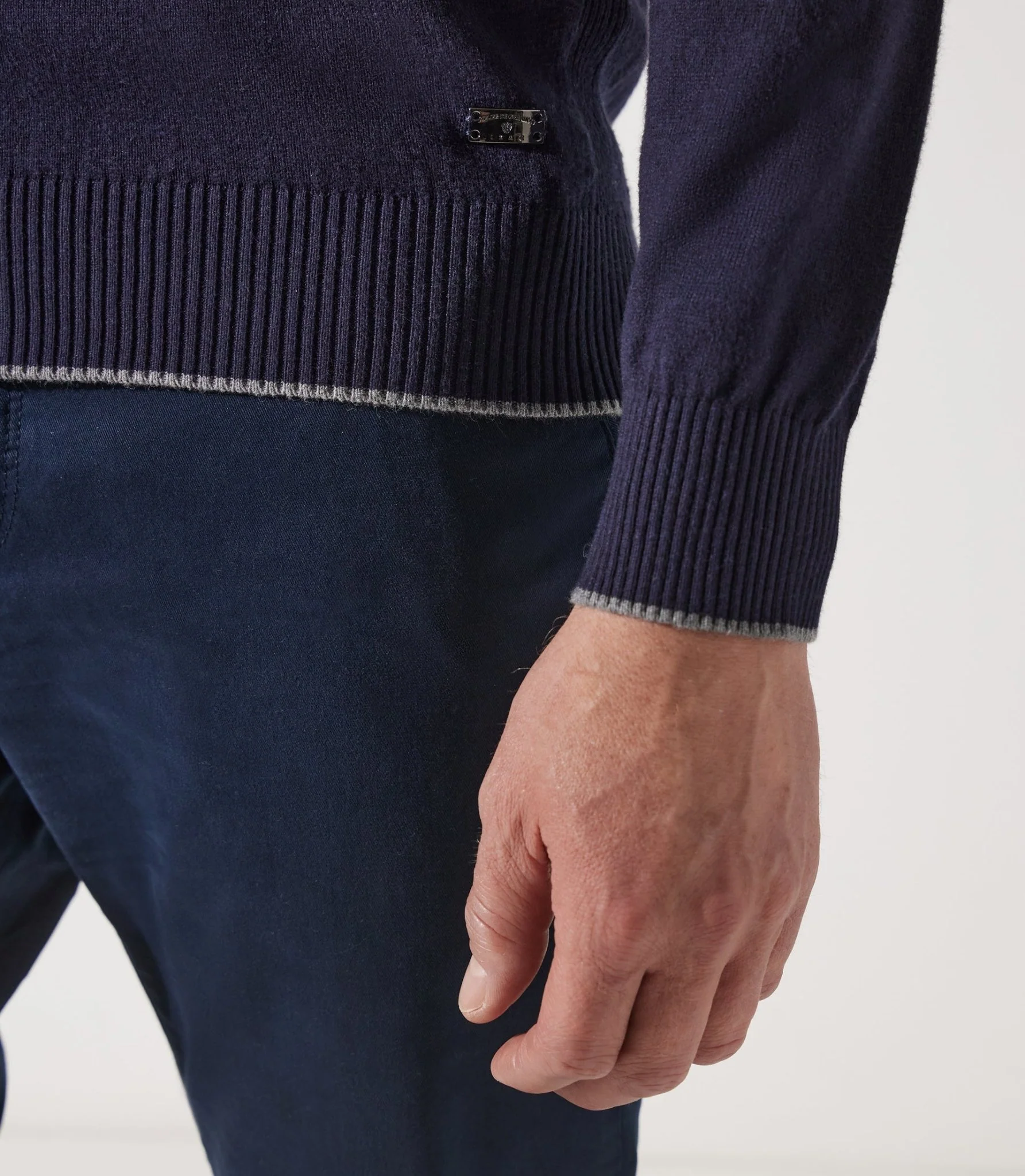 Pull col v rayé marine - Image 3