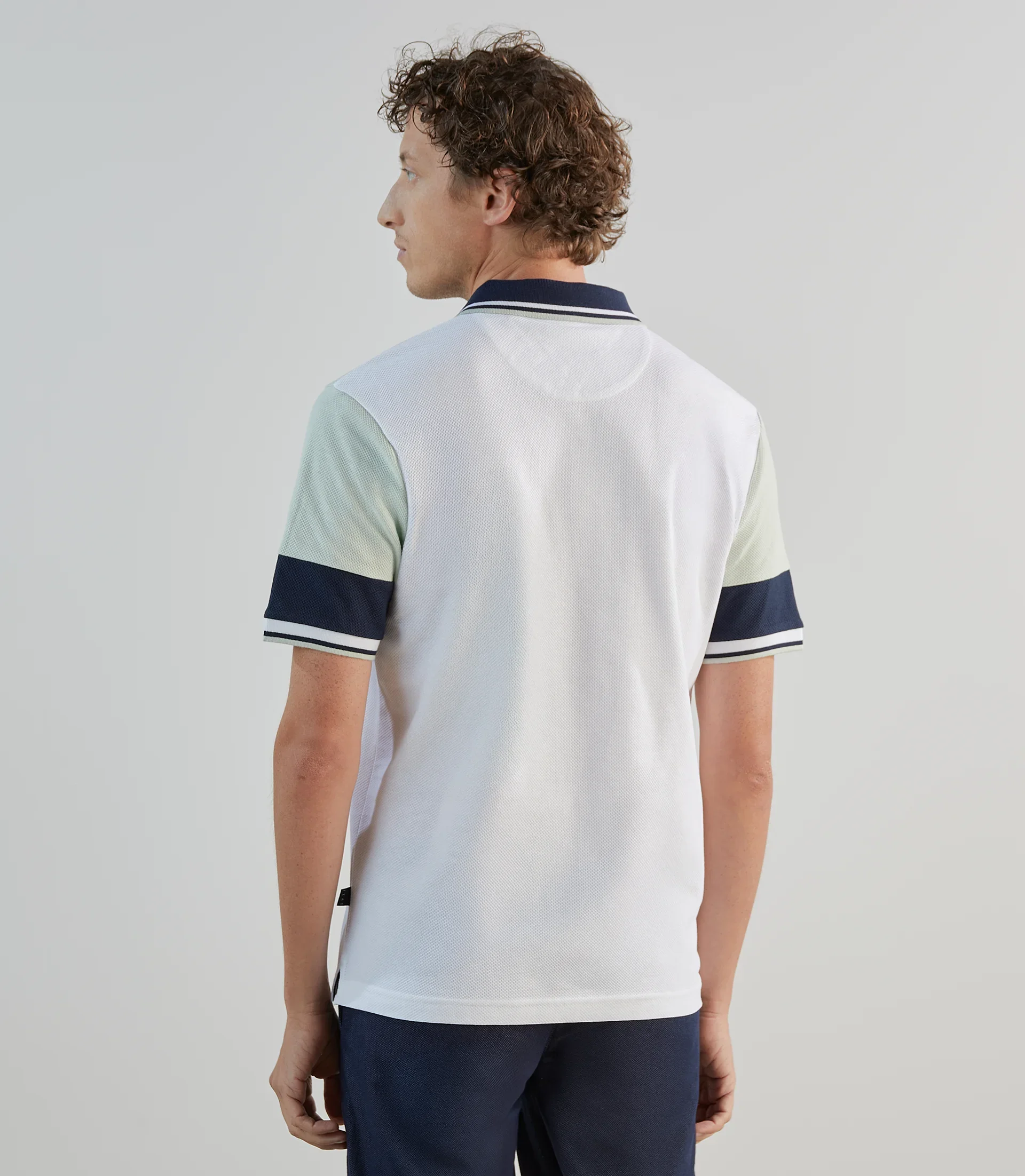 Polo avec bandes contrastées blanches - Image 3