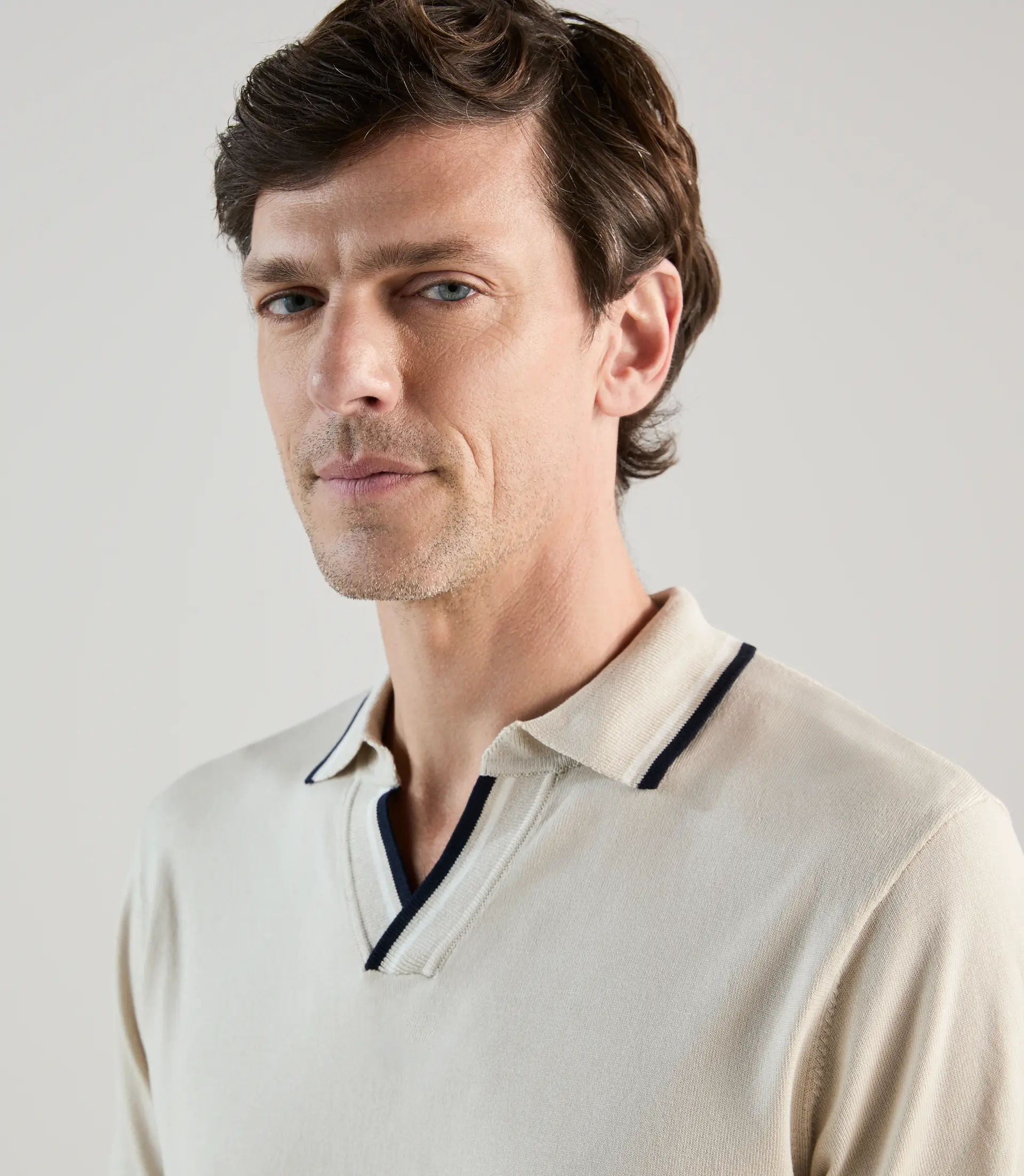 Polo col ouvert en maille beige - Image 2
