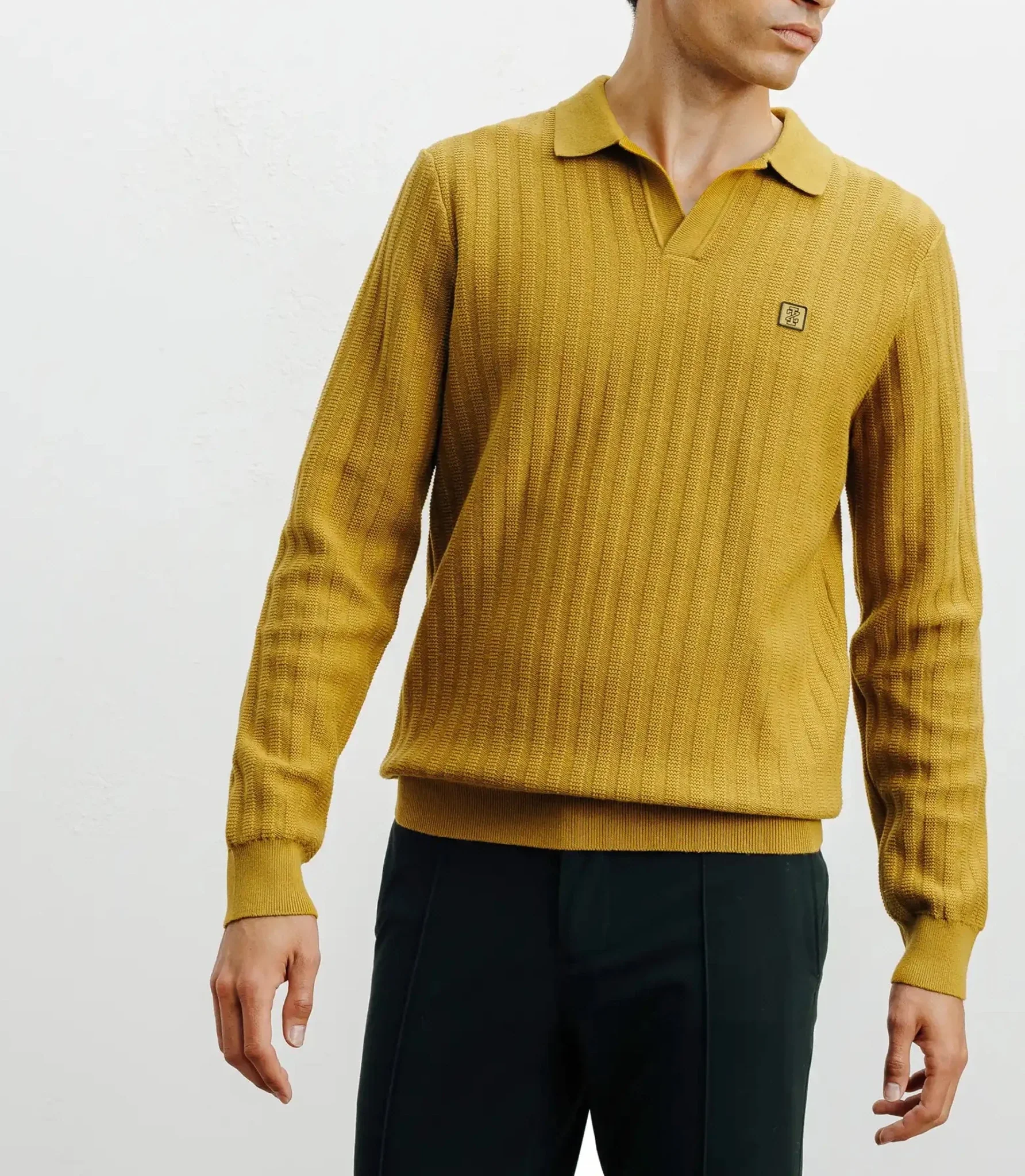 Pull col polo ouvert jeux de points jaune