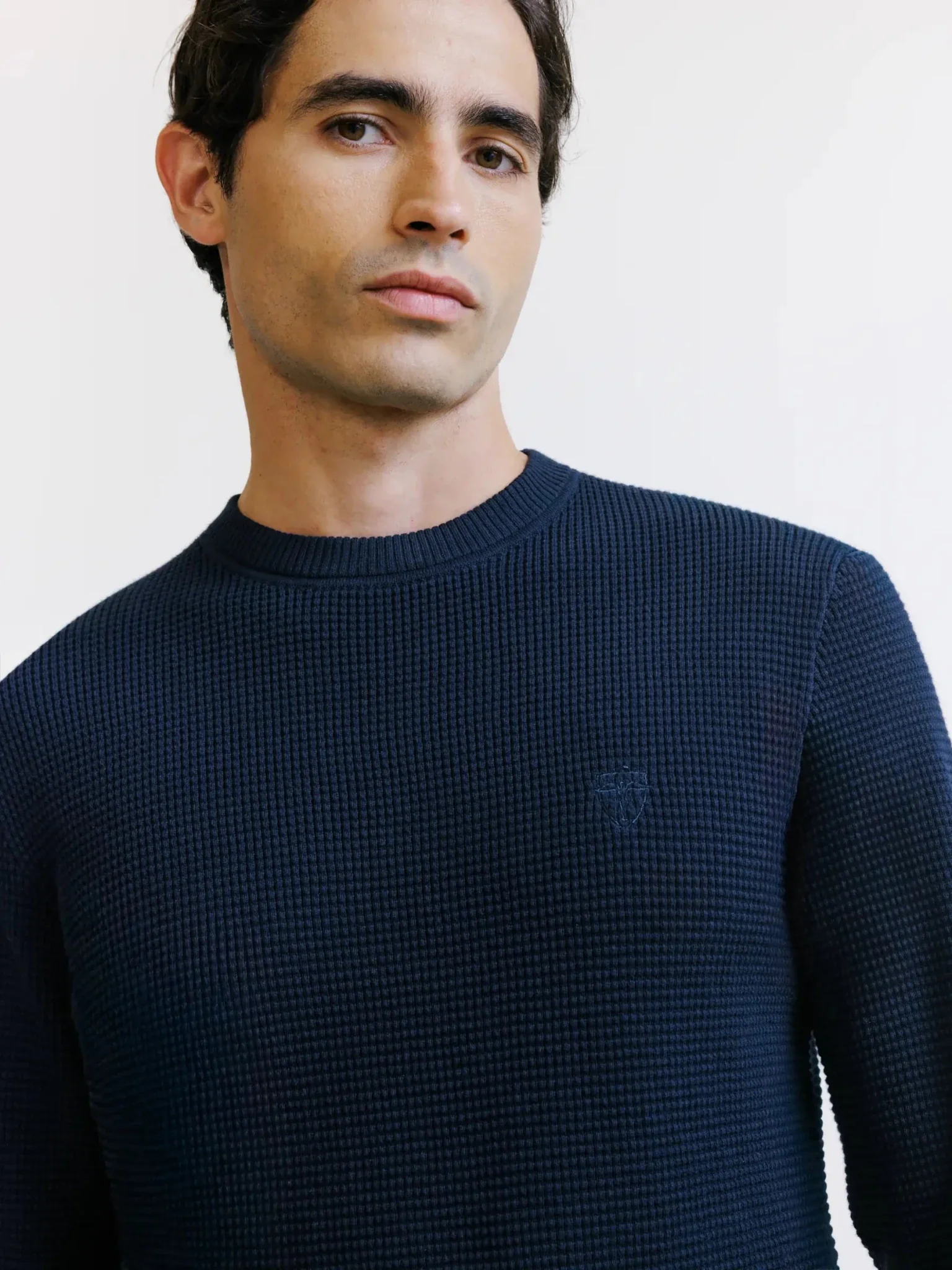 Pull col rond à jeux de points marine - Image 2