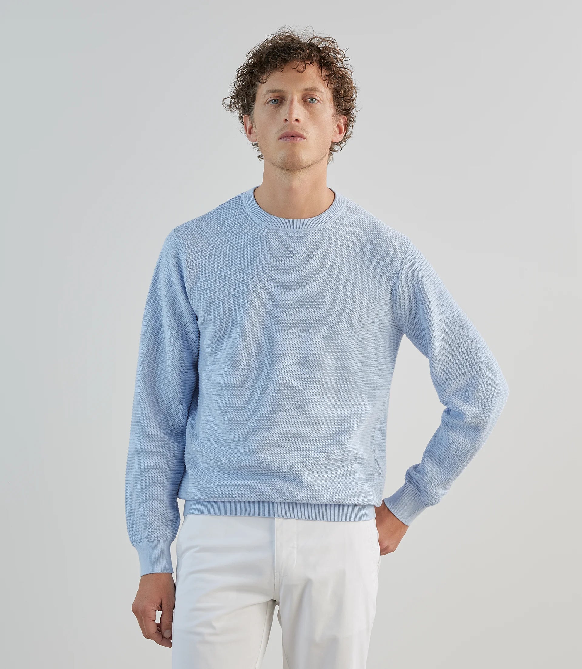 Pull col rond en jeu de points bleu ciel