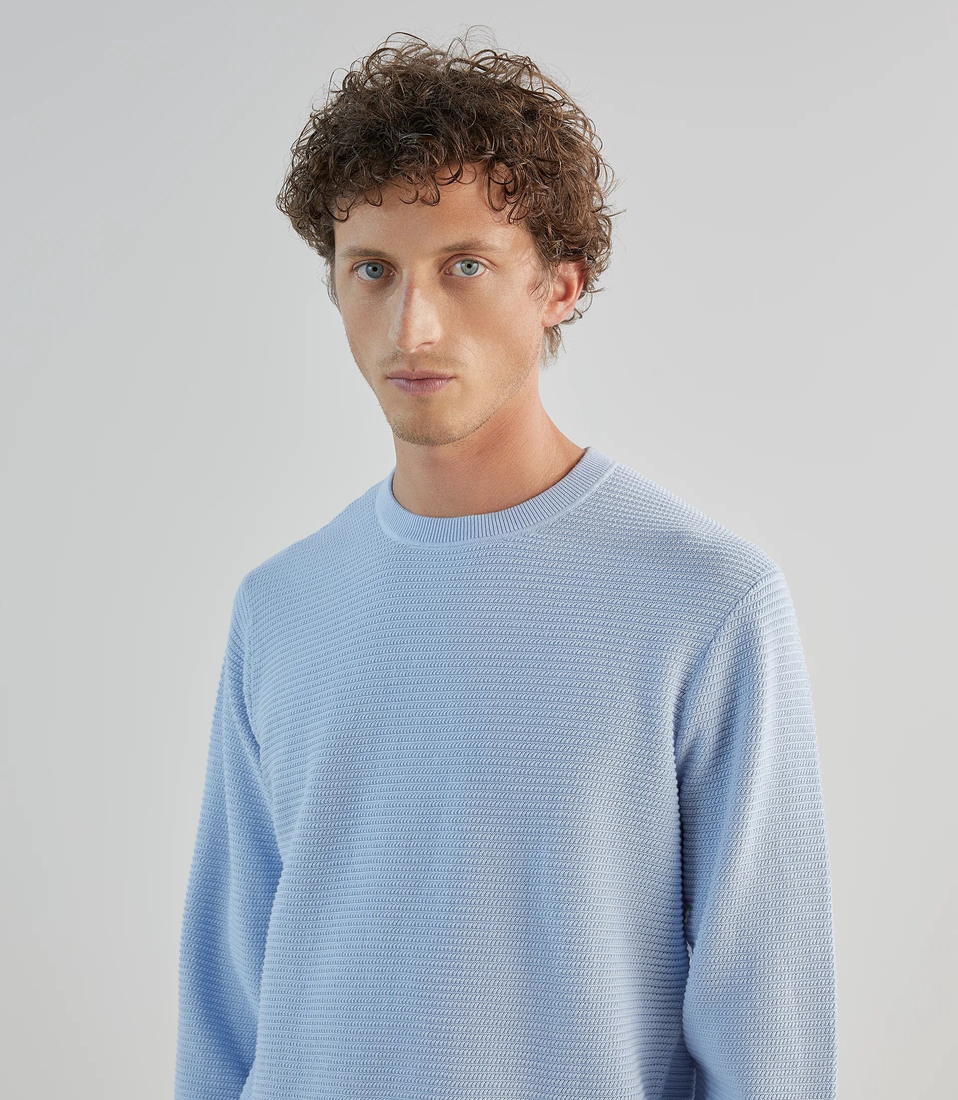 Pull col rond en jeu de points bleu ciel - Image 2