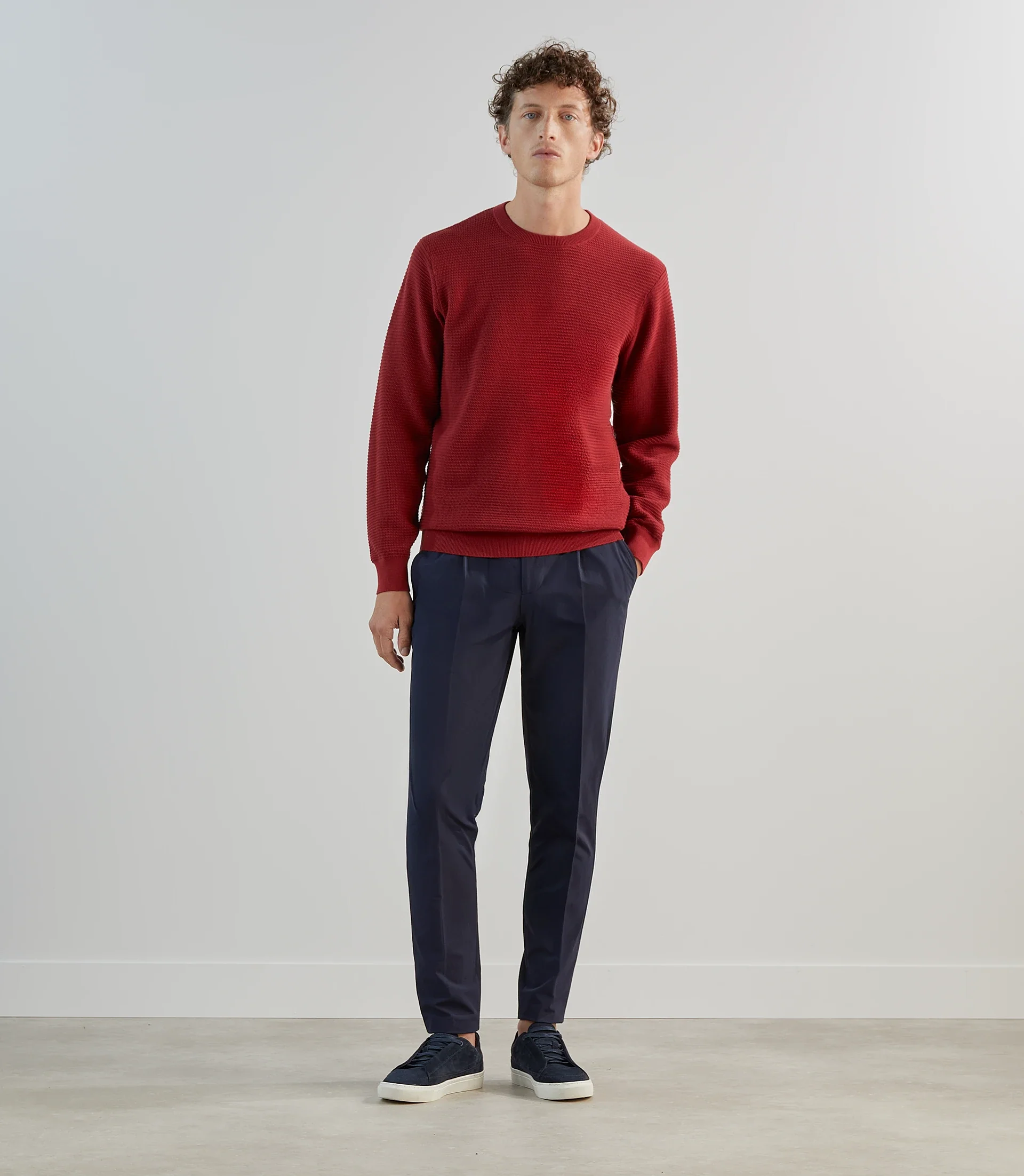 Pull col rond en jeu de points rouge foncé - Image 2