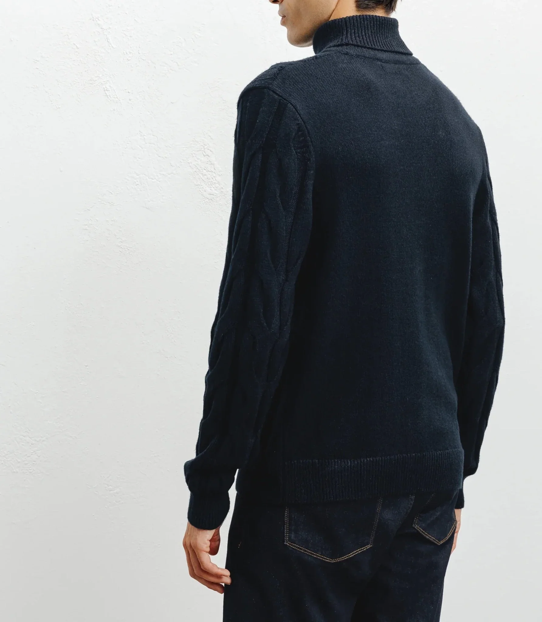 Pull col roulé torsadé marine - Image 4