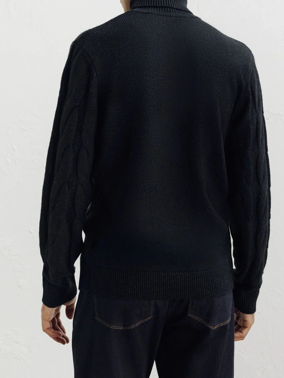 Pull col roulé torsadé noir - Image 4