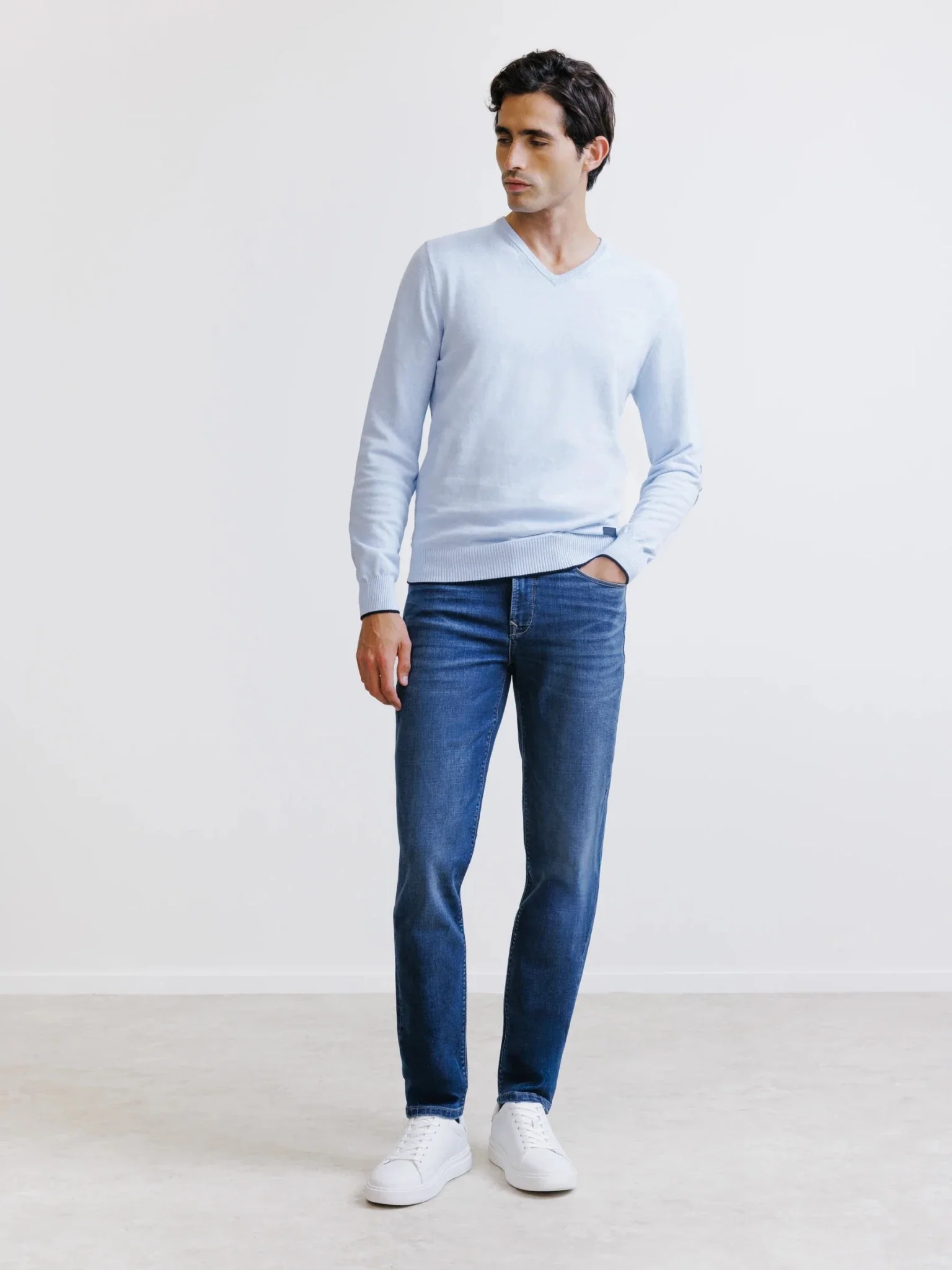 Pull col V bleu ciel - Image 3