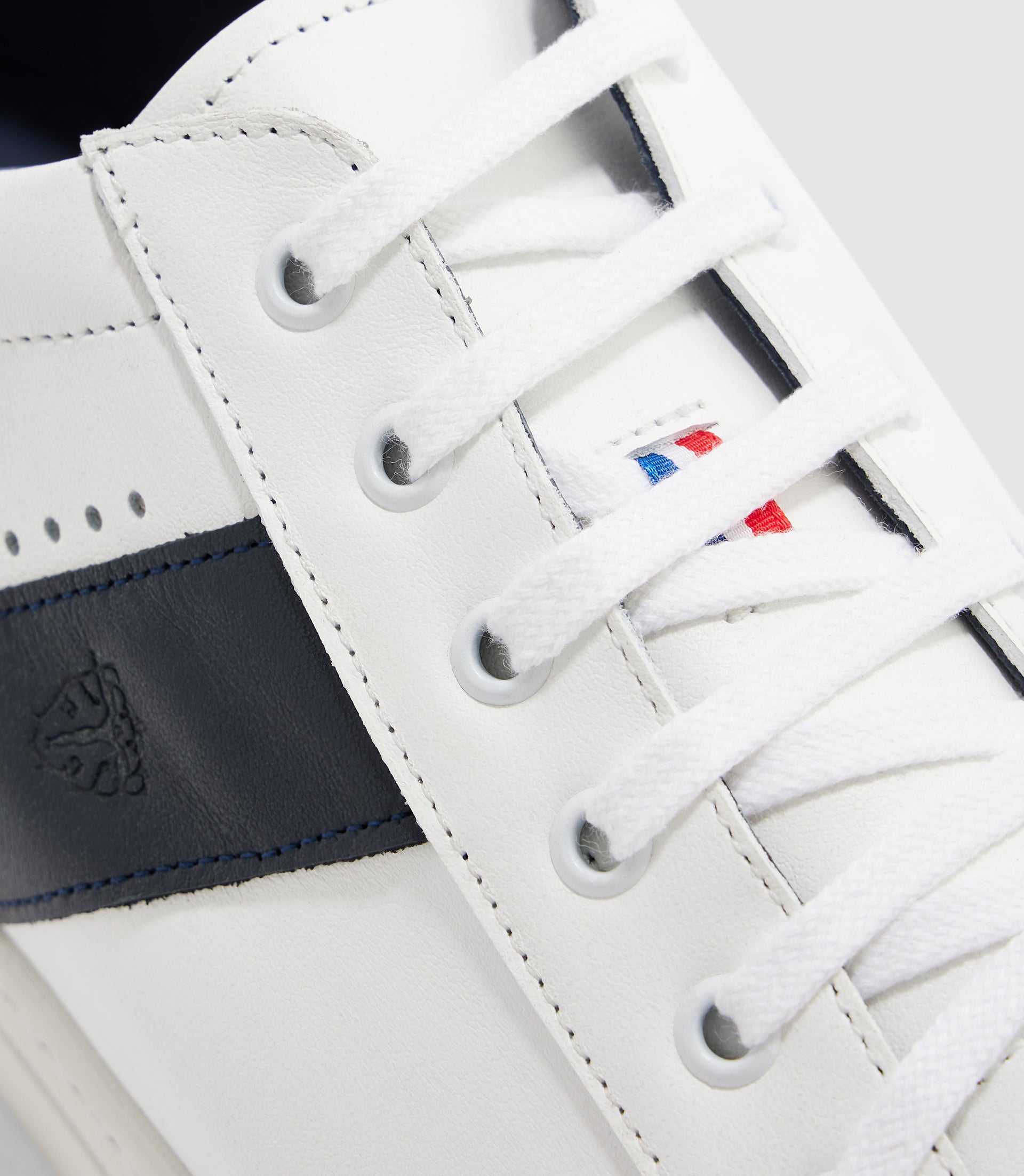 Sneakers en cuir blanche et marine "Eva" - Image 5