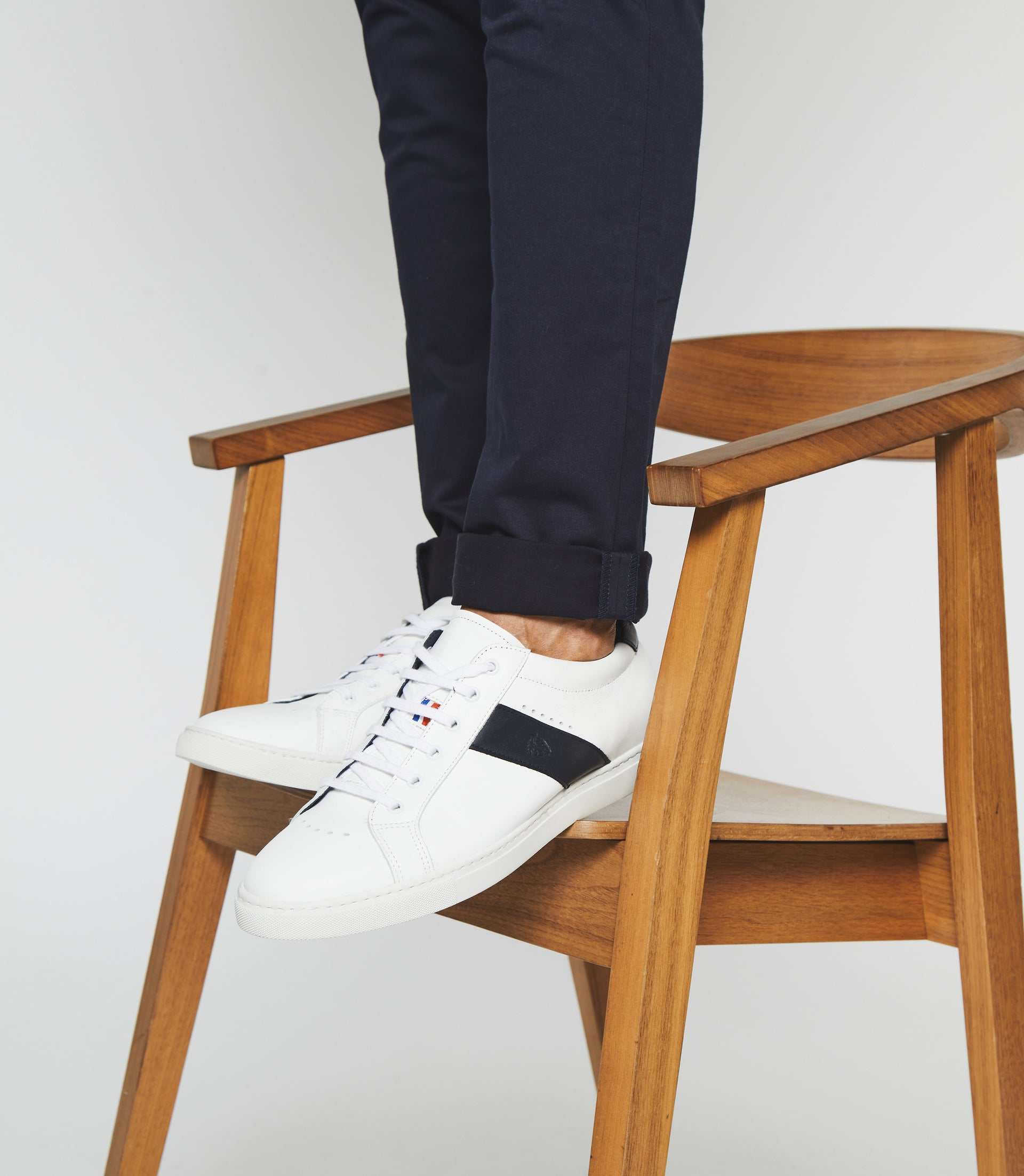 Sneakers en cuir blanche et marine "Eva" - Image 6