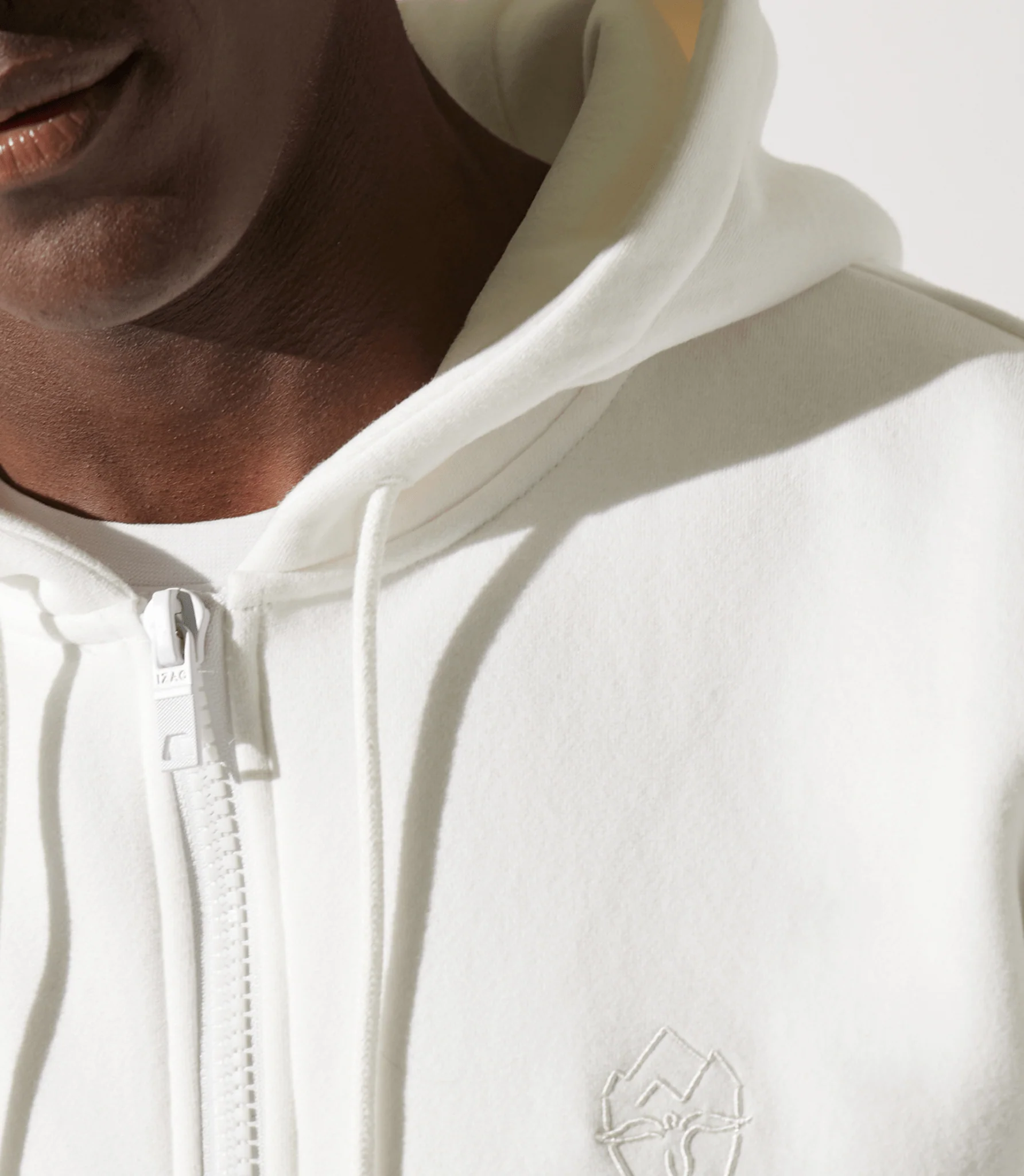 Sweat zippé brodé à capuche beige - Image 3