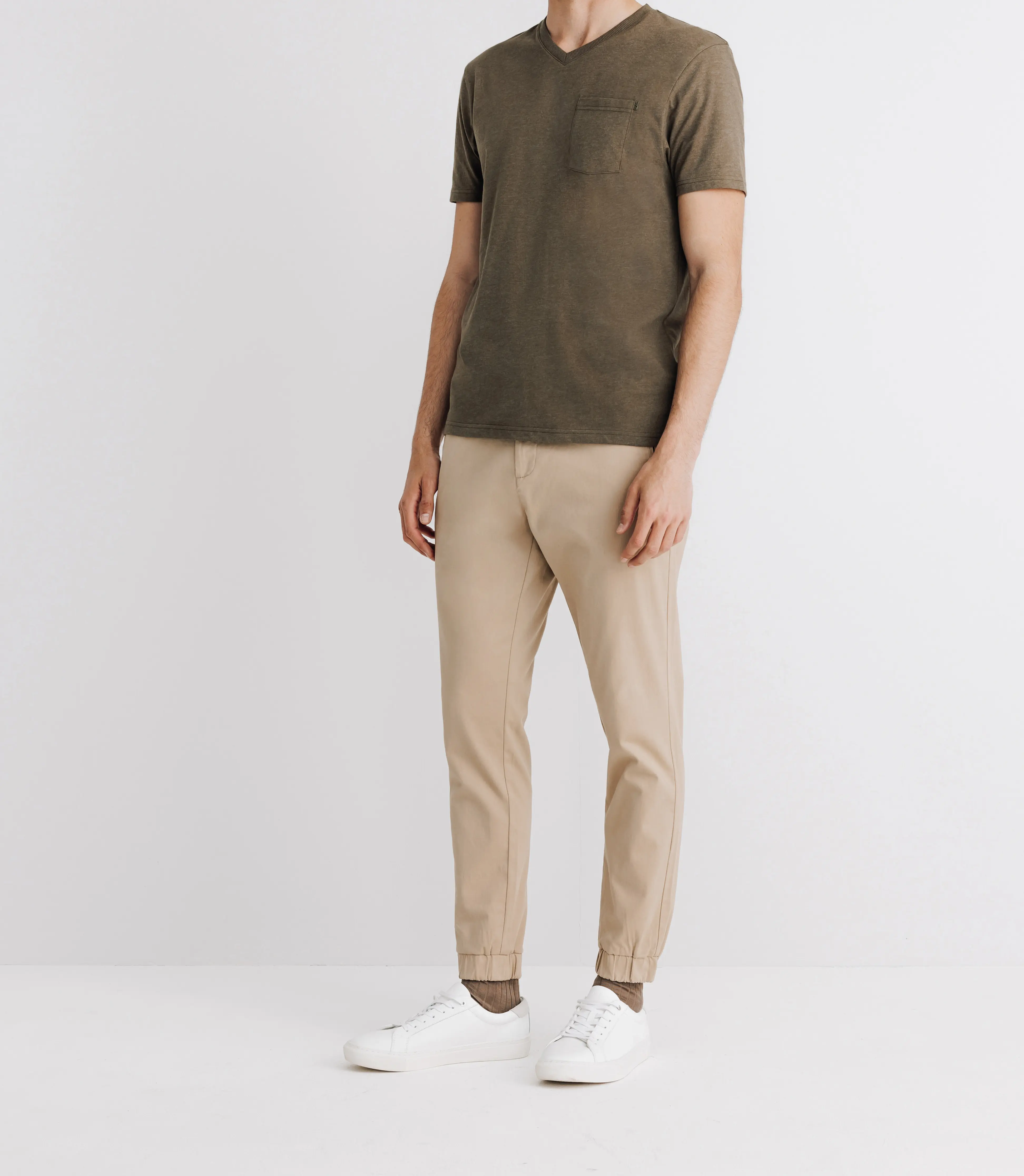 T-shirt col V avec poche kaki