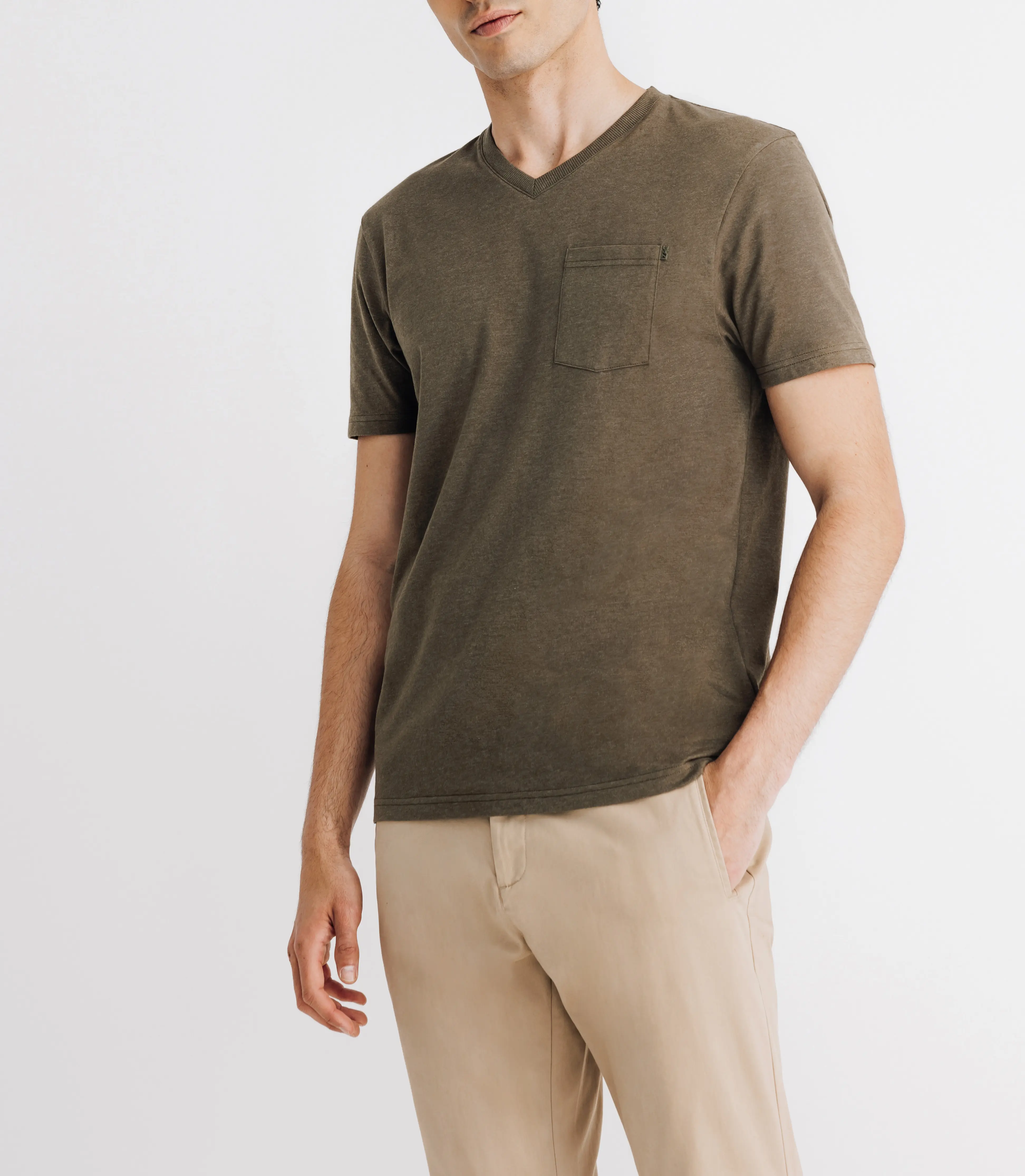 T-shirt col V avec poche kaki - Image 2