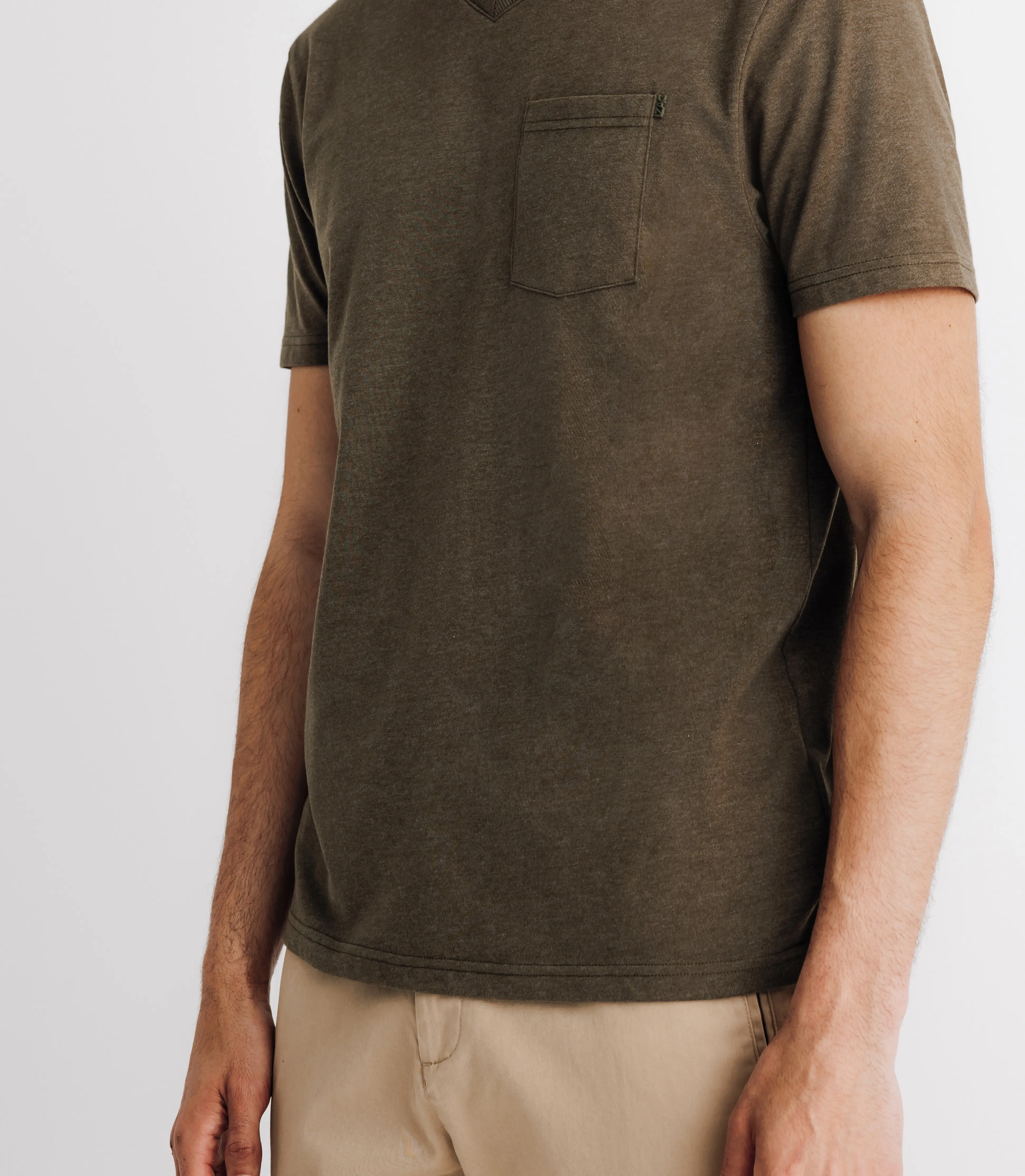 T-shirt col V avec poche kaki - Image 3