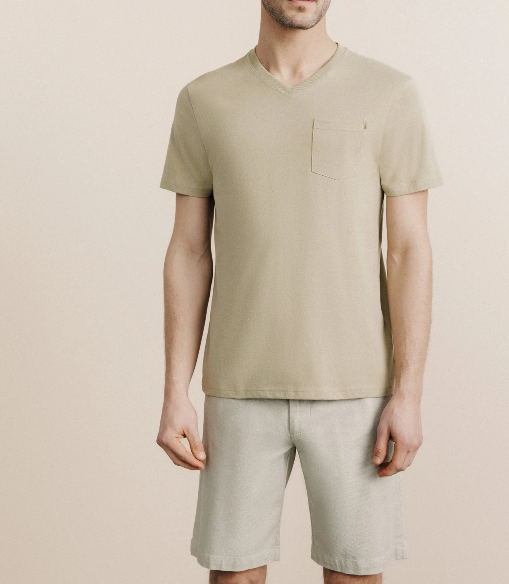 T-shirt col V avec poche kaki