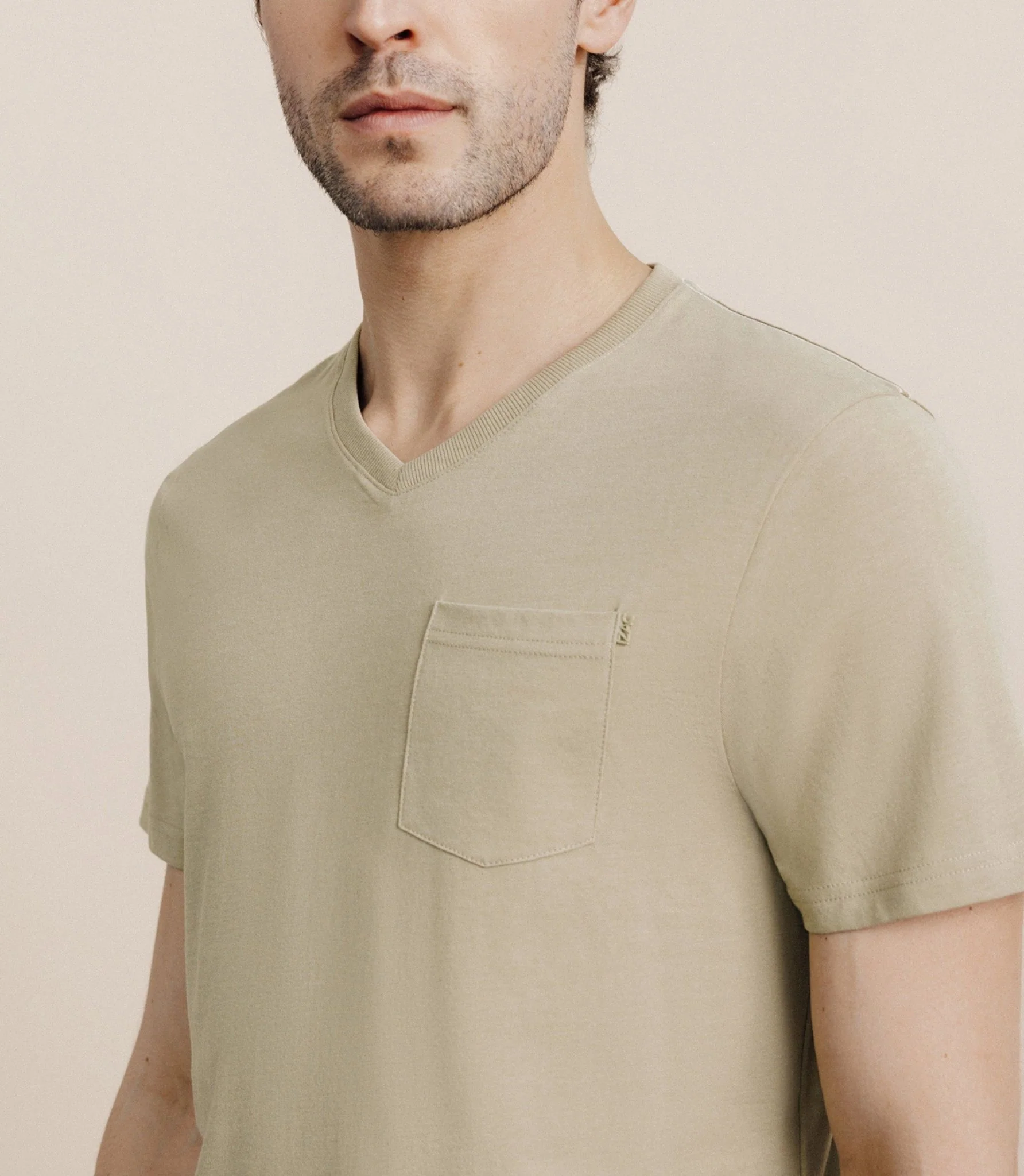T-shirt col V avec poche kaki - Image 2