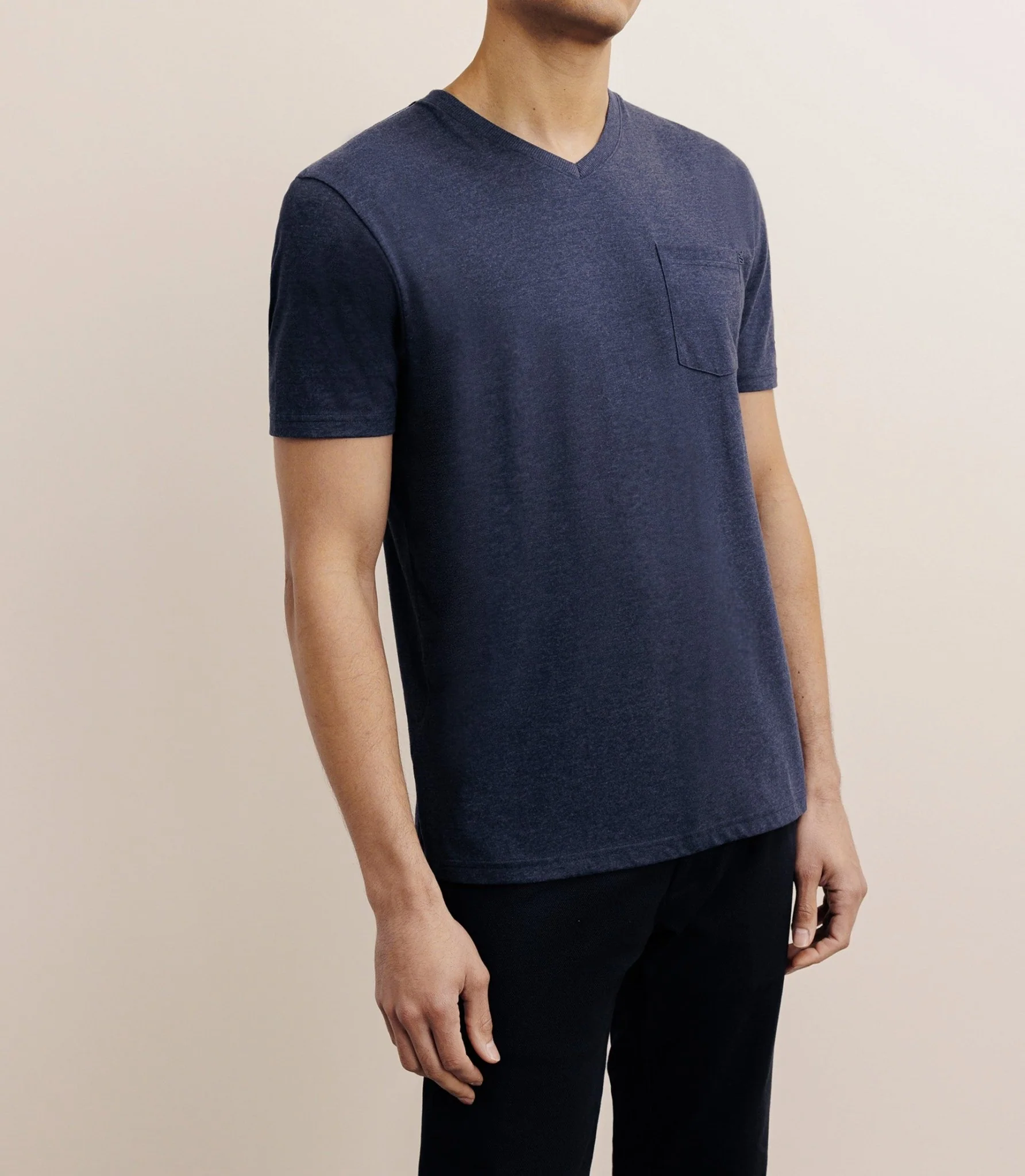 T-shirt col V avec poche marine