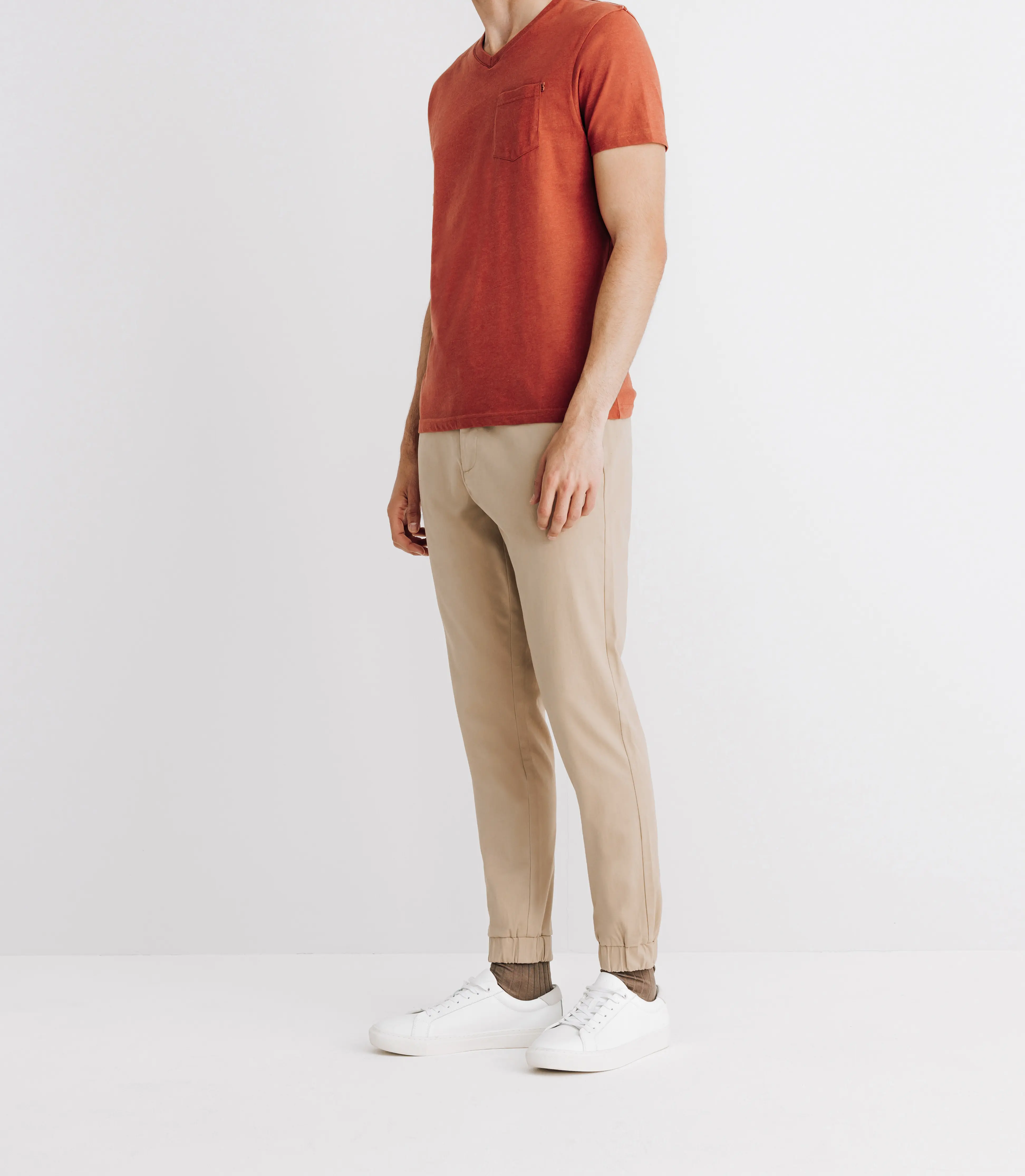 T-shirt col V avec poche rouge