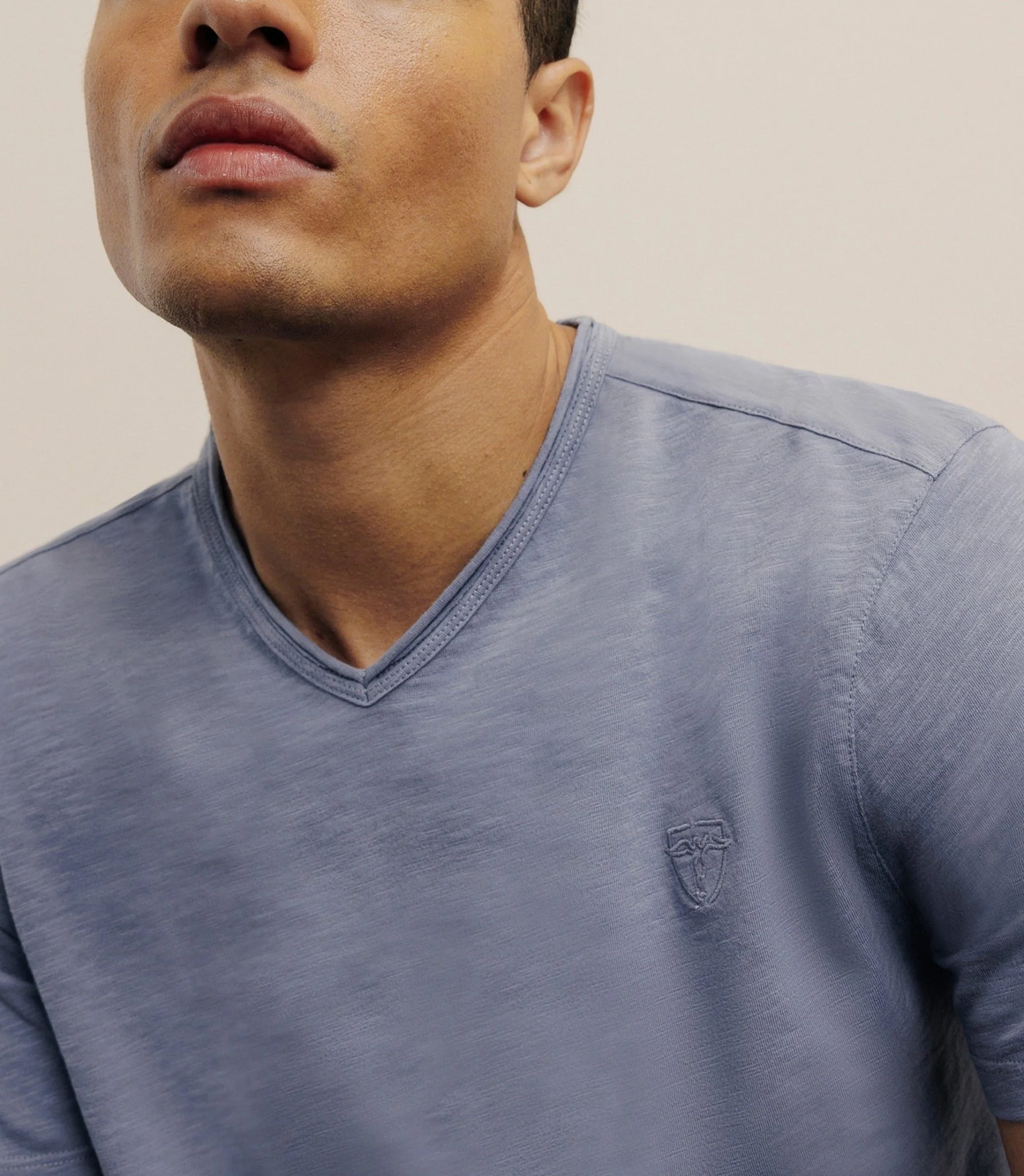 T-shirt col V bleu gris - Image 2